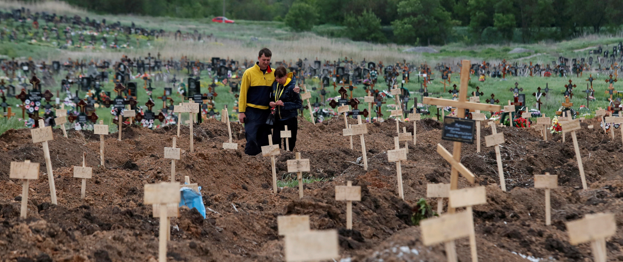 Кладбище с мирными жителями, погибшими в Мариуполе. Поселок Старый Крым. Май, 2022. Фото: Александр Ермоченко / Reuters / Forum