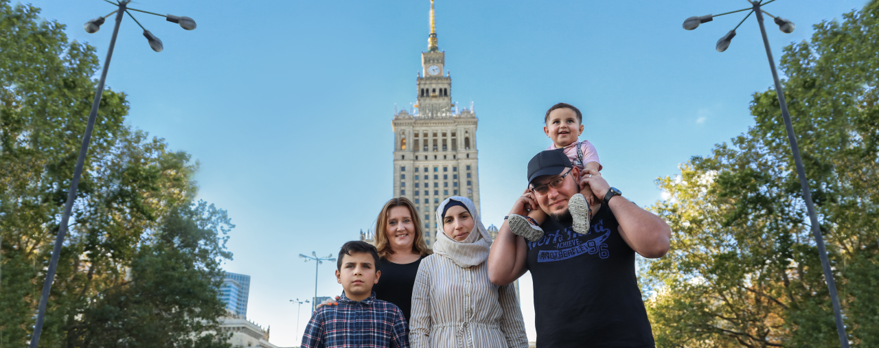 Семья аль-Халяби и Каролина Баца-Погожельская, Варшава. Фото: Юрий Друг / Новая Польша