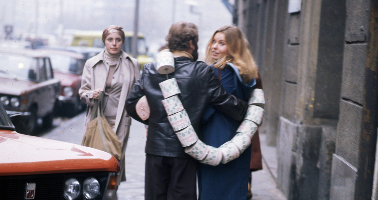 Женщина и мужчина с туалетной бумагой. Варшава, 70-е годы. Фото: Ежи Михальский / Forum