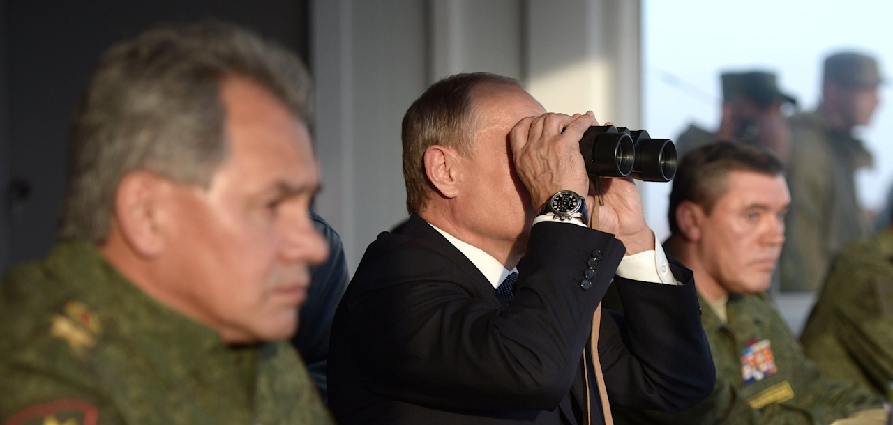 Владимир Путин (по центру) на полигоне во время завершающего этапа стратегических командно-штабных учений. Источник: kremlin.ru