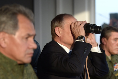 Владимир Путин (по центру) на полигоне во время завершающего этапа стр�атегических командно-штабных учений. Источник: kremlin.ru