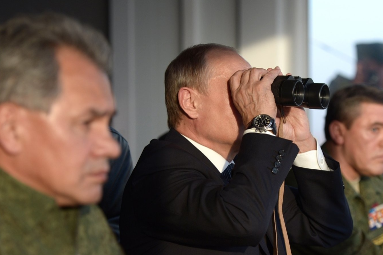 Владимир Путин (по центру) на полигоне во время завершающего этапа стратегических командно-штабных учений. Источник: kremlin.ru