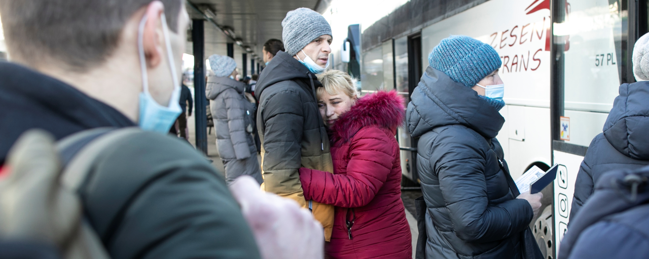 Украинцы, которые возвращаются домой на войну с Россией. Западный вокзал Варашавы, 25 февраля 2022 года. Фото: Яцек Шидловский / Forum