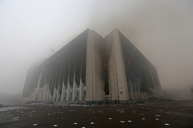 Горящее здание акимата Алматы. 6 января 2022 года. Фото: Павел Михеев / Reuters / Forum