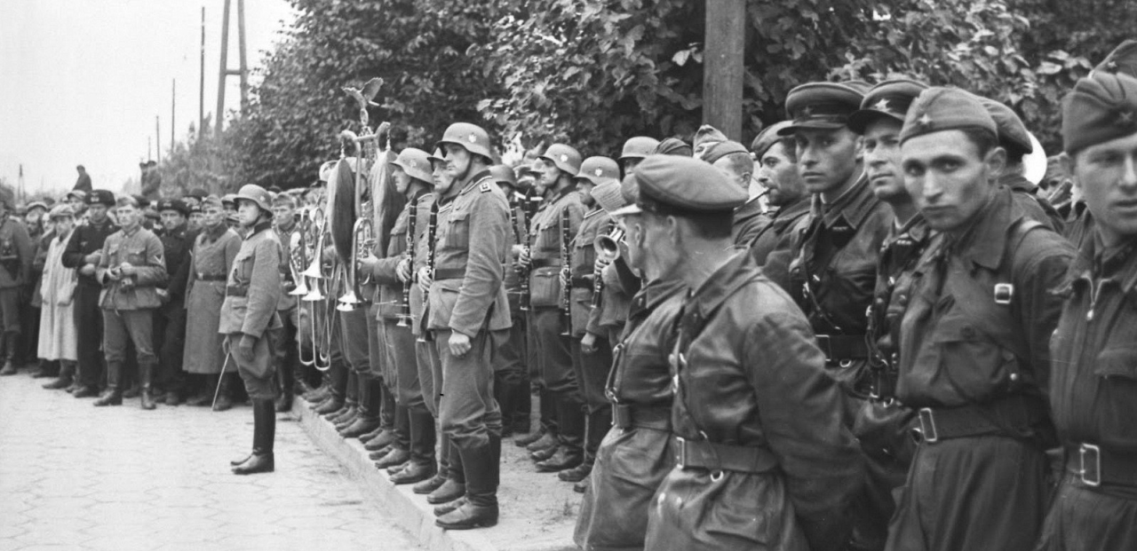 Солдаты Красной армии и вермахта во время совместного парада в Бресте, 22 сентября 1939 года. Источник: Федеральный архив Германии / Wikimedia Deutschland