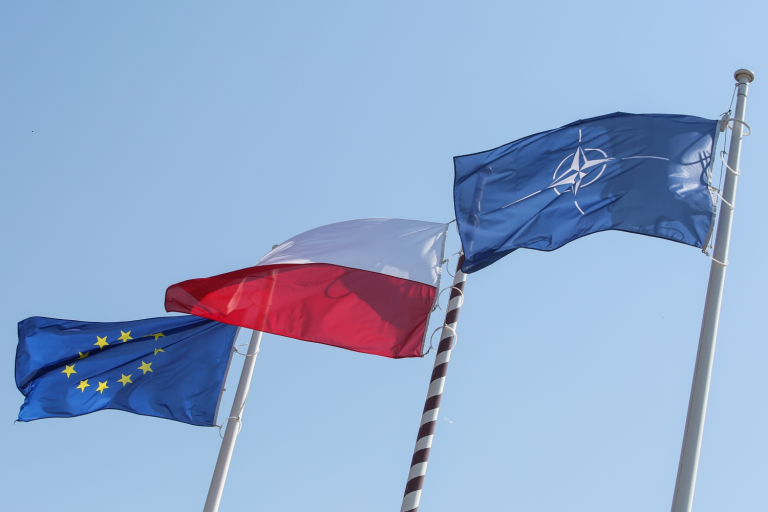 Слева направо: флаги Евросоюза, Польши и НАТО. Фото: Михал Дыюк / Forum
