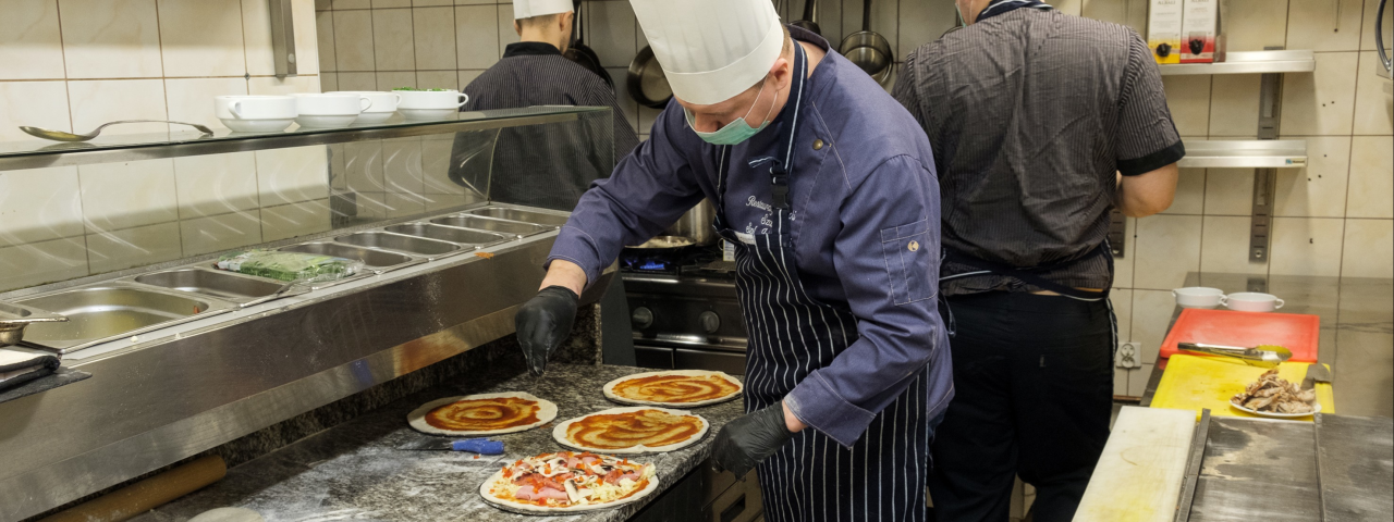Изготовление бесплатной пиццы для медработников в Щецине. Фото: Дариуш Горайский / Forum