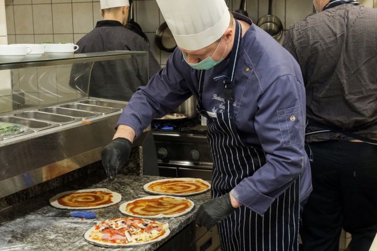 Изготовление бесплатной пиццы для медработников в Щецине. Фото: Дариуш Горайский / Forum