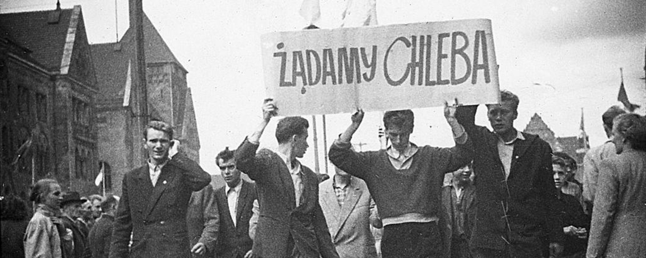 Забастовка рабочих Познани, июнь 1956. Надпись на плакате — «Требуем хлеба». Источник: Институт национальной памяти