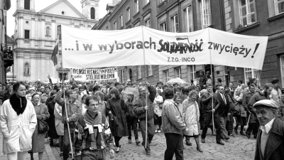 Демонстрация оппозиции, 1989 год. Надпись на плакате: «...и на выборах «Солидарность» победит!» Фото: Кшиштоф Вуйчик / Forum