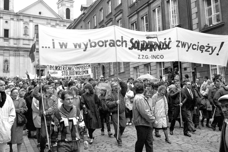 Демонстрация оппозиции, 1989 год. Надпись на плакате: «...и на выборах «Солидарность» победит!» Фото: Кшиштоф Вуйчик / Forum