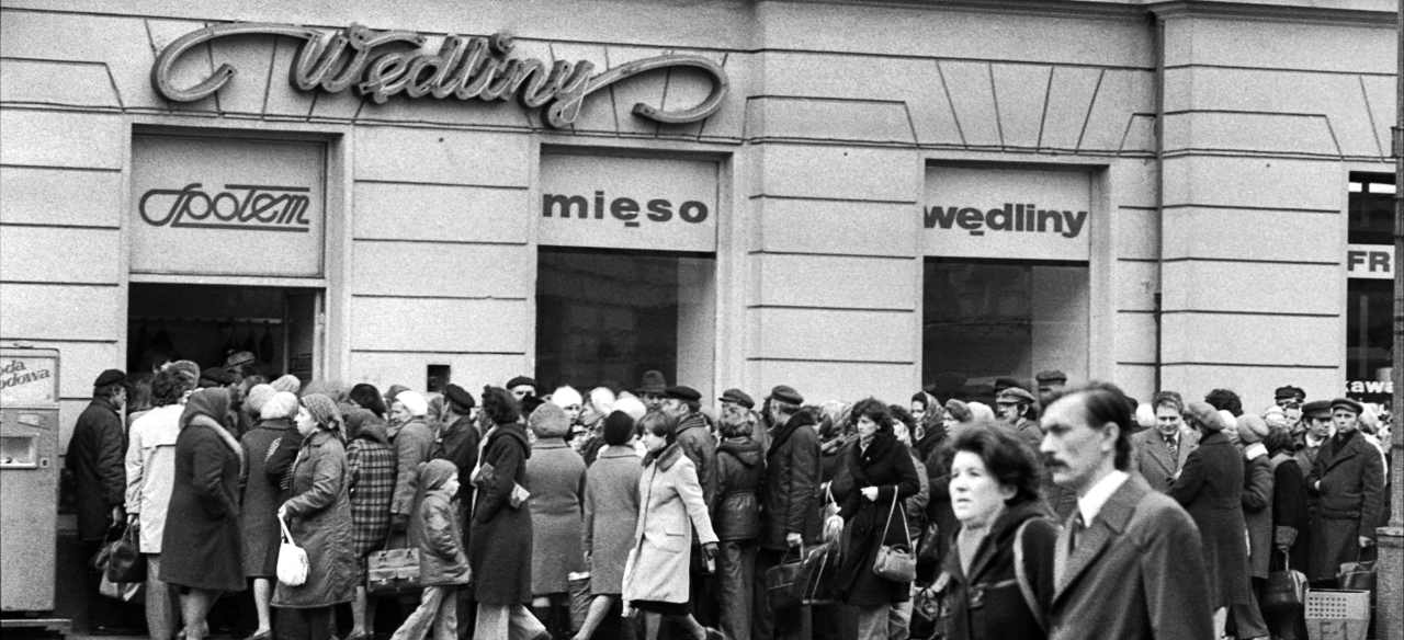Очередь перед мясным магазином, Варшава, 1980-е годы. Фото: Томек Сикора / Forum