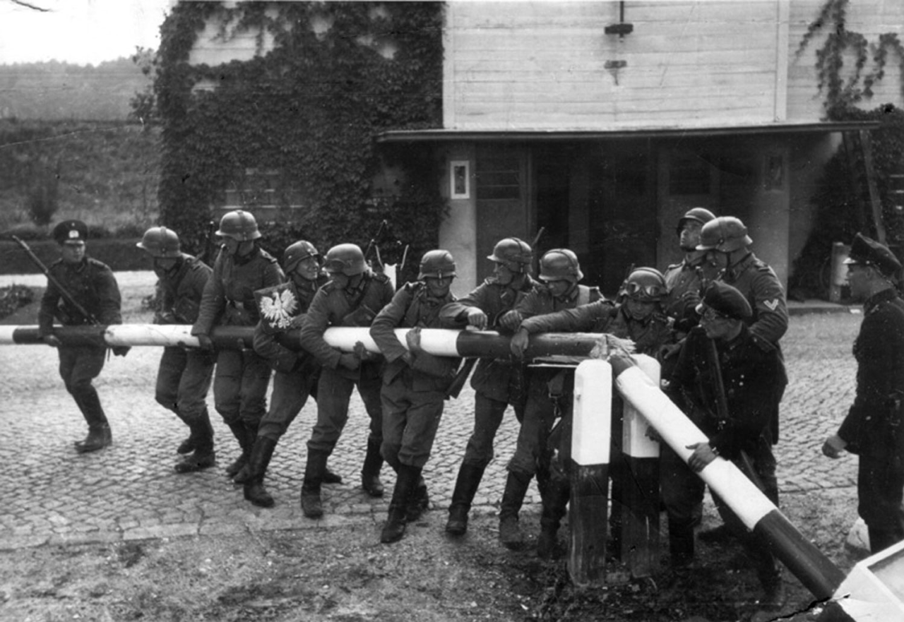 Немецкие солдаты пересекают границу в Сопоте, 1 сентября 1939 год. Источник: pl.wikipedia.org