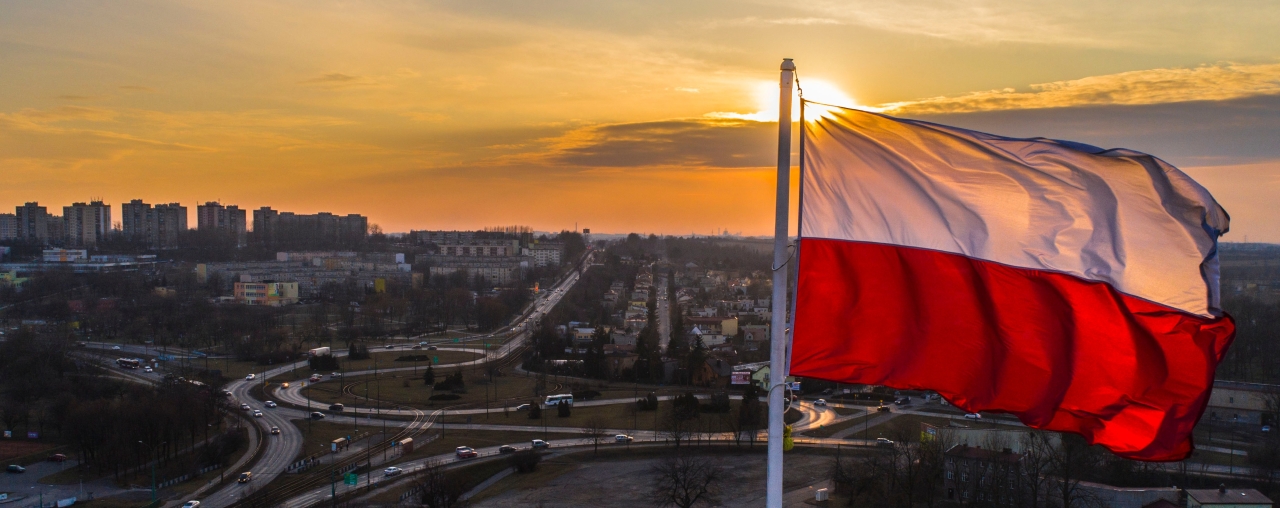 Флаг Польши над городом Бендзин. Фото: Роберт Нейман