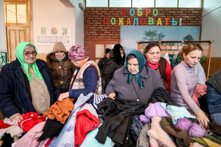 Люди из Мариуполя в пункте временного размещения. Фото: Сергей Бобылев / ТАСС / Forum