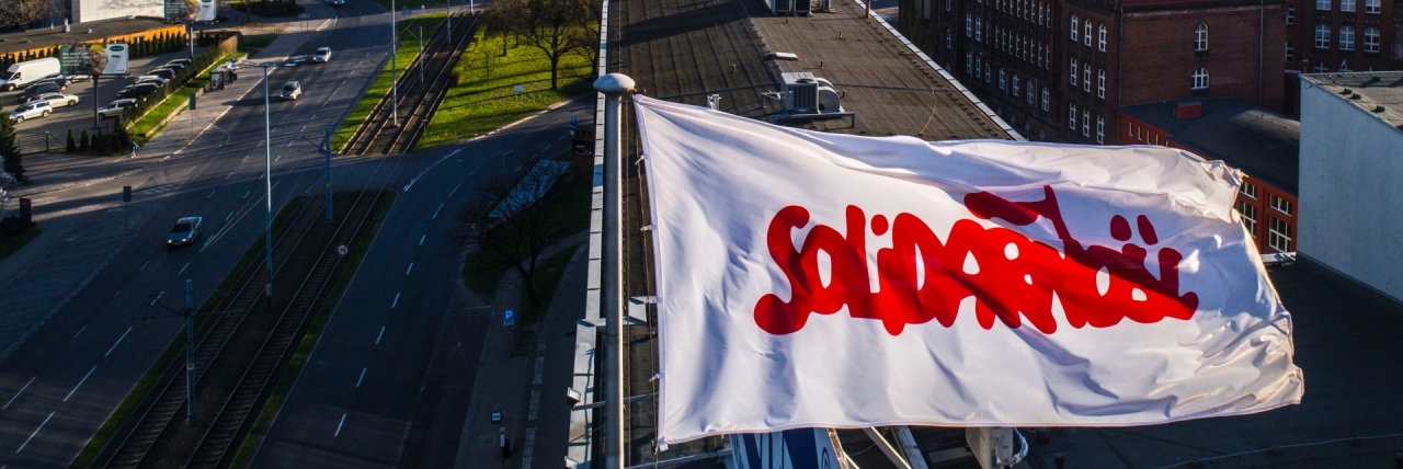 Флаг профсоюза «Солидарность» в Гданьске. Фото: Роберт Нойман / Forum