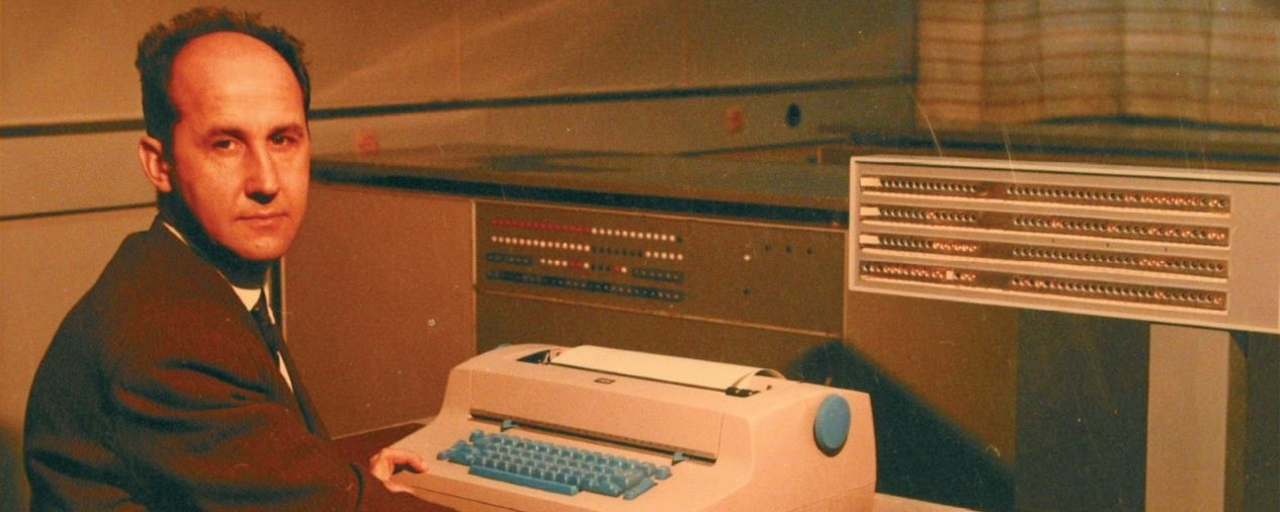 Яцек Карпинский с компьютером КАР-65. Источник: Википедия