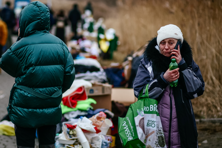 Беженцы из Украины на пограничном переходе в Медыке, 6 марта 2022. Фото: Филип Радваньский / Forum