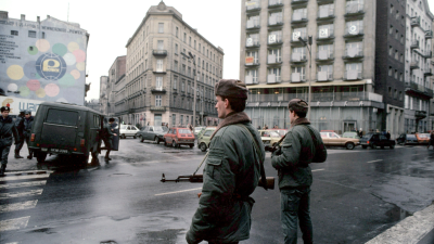 Патруль в центре Варшавы во время военного положения. Декабрь, 1981. Фото: Крис Ниденталь / Forum