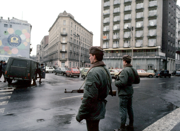 Патруль в центре Варшавы во время военного положения. Декабрь, 1981. Фото: Крис Ниденталь / Forum