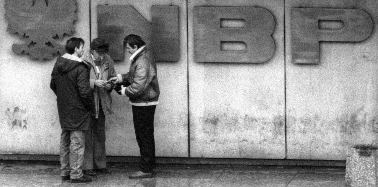 Торговля валютой перед банком NBP в Варшаве, 1990 год. Фото: Кшиштоф Вуйцик / Forum