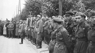 Soviet-soldiers-at-the-German-Soviet-parade-in-occupied-Brest-Sept.-22-1939 (1)
