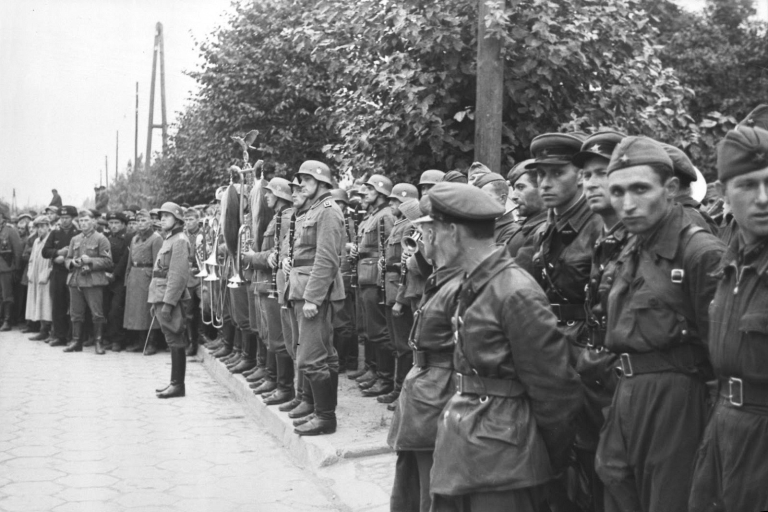 Солдаты Красной армии и вермахта во время совместного парада в Бресте, 22 сентября 1939 года. Источник: Федеральный архив Германии / Wikimedia Deutschland