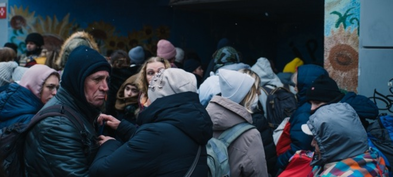 Жители Ирпеня ожидают эвакуационного поезда в Киев. Фото Павла Пенёнжека