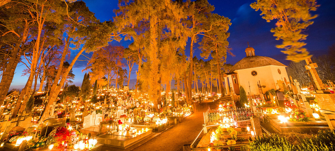Кладбище в городе Сейны на северо-востоке Польши в День всех святых. Фото: Анджей Сидор / Forum