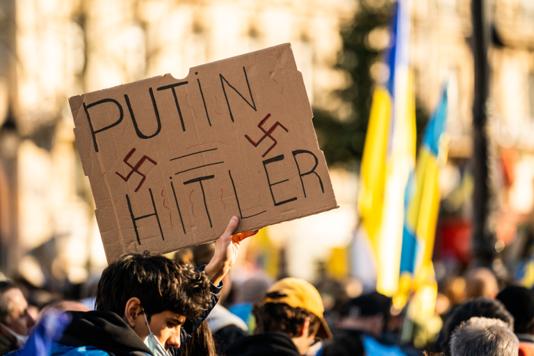 Надпись «Путин = Гитлер». Источник: Hans Lucas Agency