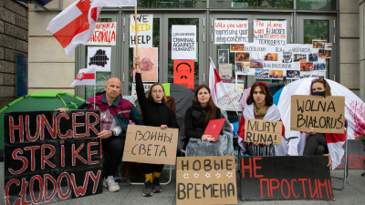 Участники голодовки перед представительством Еврокомиссии. Фото: Swieta Far/ Belsat.eu