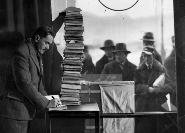 Тадеуш Бой-Желеньский подписывает книги. Фото: Национальный цифровой архив