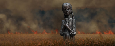 «Девочка с колосками» на фоне пшеничного поля, загоревшегося в результате обстрело�в российской армией. Коллаж: Новая Польша