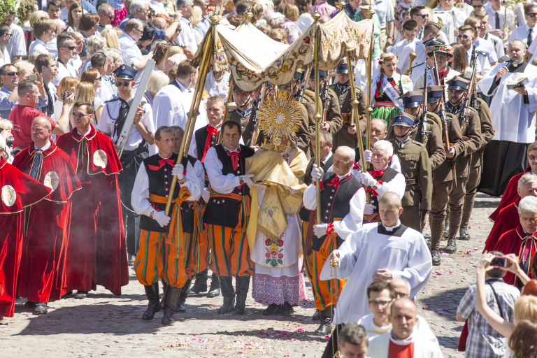 Процессия в Ловиче, праздник Тела Христова. Фото: Мариан Зубжицкий / Forum
