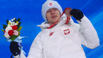 Давид Кубацкий с бронзовой медалью на Олимпийских играх в Пекине, 2022. Фото: Кай Пфафенбах / Reuters