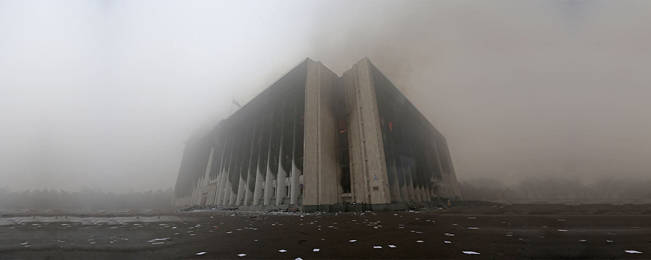 Горящее здание акимата Алматы. 6 января 2022 года. Фото: Павел Михеев / Reuters / Forum