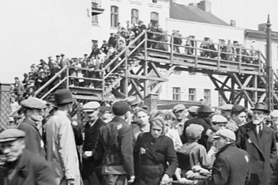 Мост, соединяющий разные части Ло�дзинского гетто, 1940. Источник: Федеральный архив Германии 