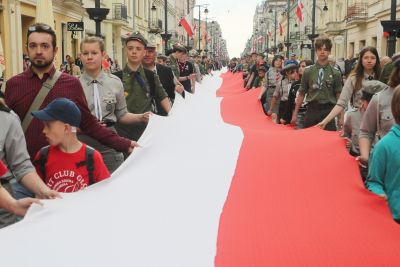 Польский флаг на Пётрковской улице в Лодзи. Фото: Мариан Зубжицкий / Forum 