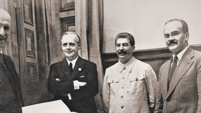 Слева направо: зав. юротделом МИД Германии Фридрих Гаусс, Иоахим фон Риббентроп, Иосиф Сталин и Вячеслав Молотов во время подписания пакта. Источник: Wikimedia Commons