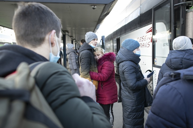 Украинцы, которые возвращаются домой на войну с Россией. Западный вокзал Варашавы, 25 февраля 2022 года. Фото: Яцек Шидловский / Forum
