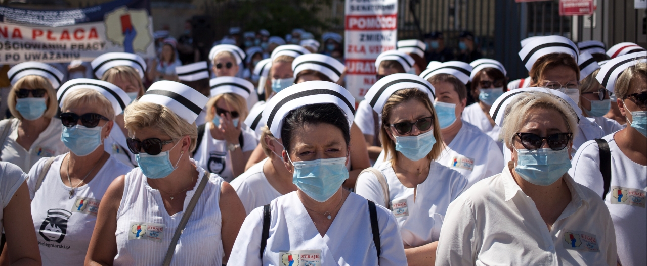 Медсестры и акушерки во время акции протеста, Варшава, 2021. Фото: Мацей Лучневский / Forum