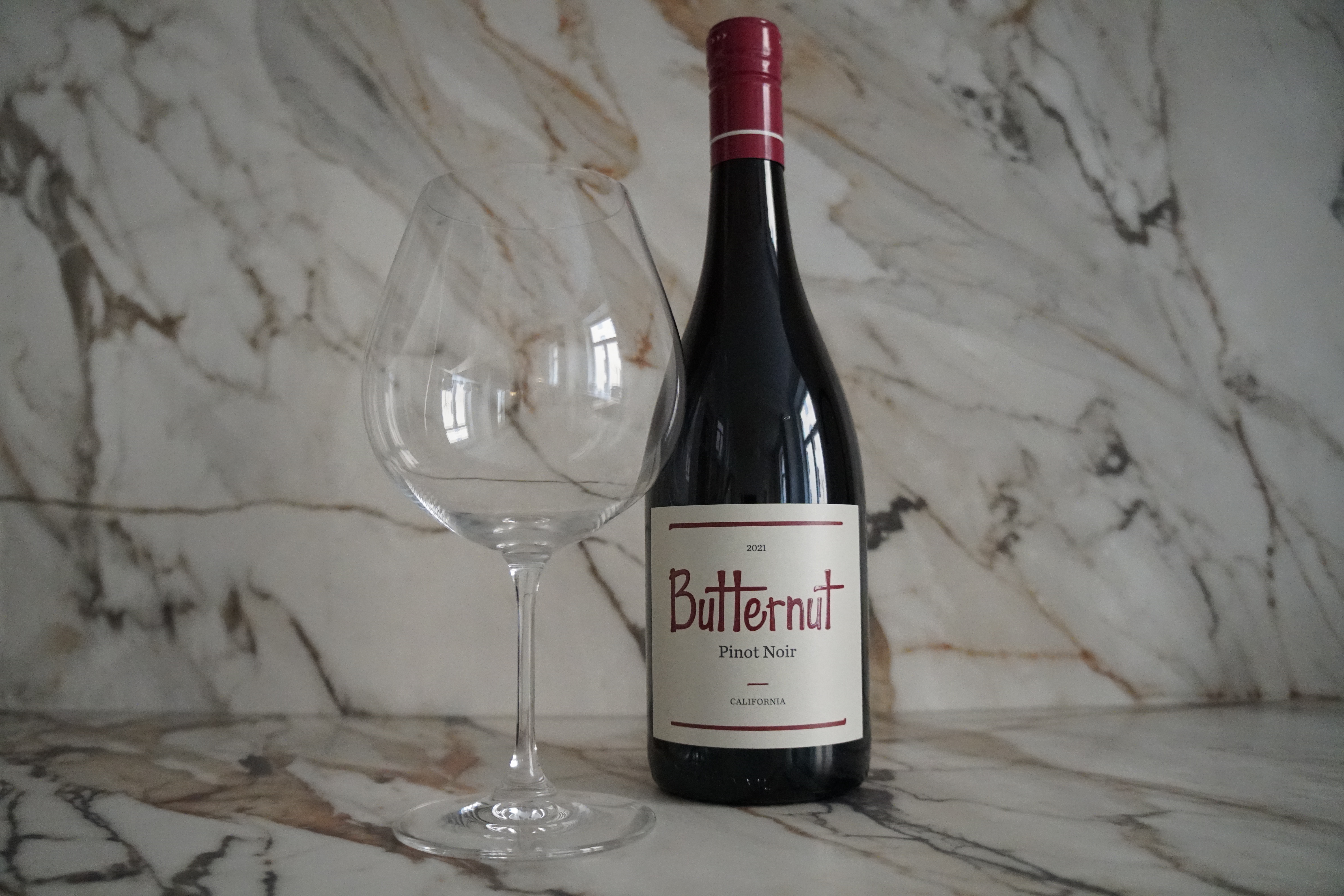 Butternut Pinot Noir mår bra i glas med en större kupa, som detta glas från Riedel som är utformat specifikt för druvan. 