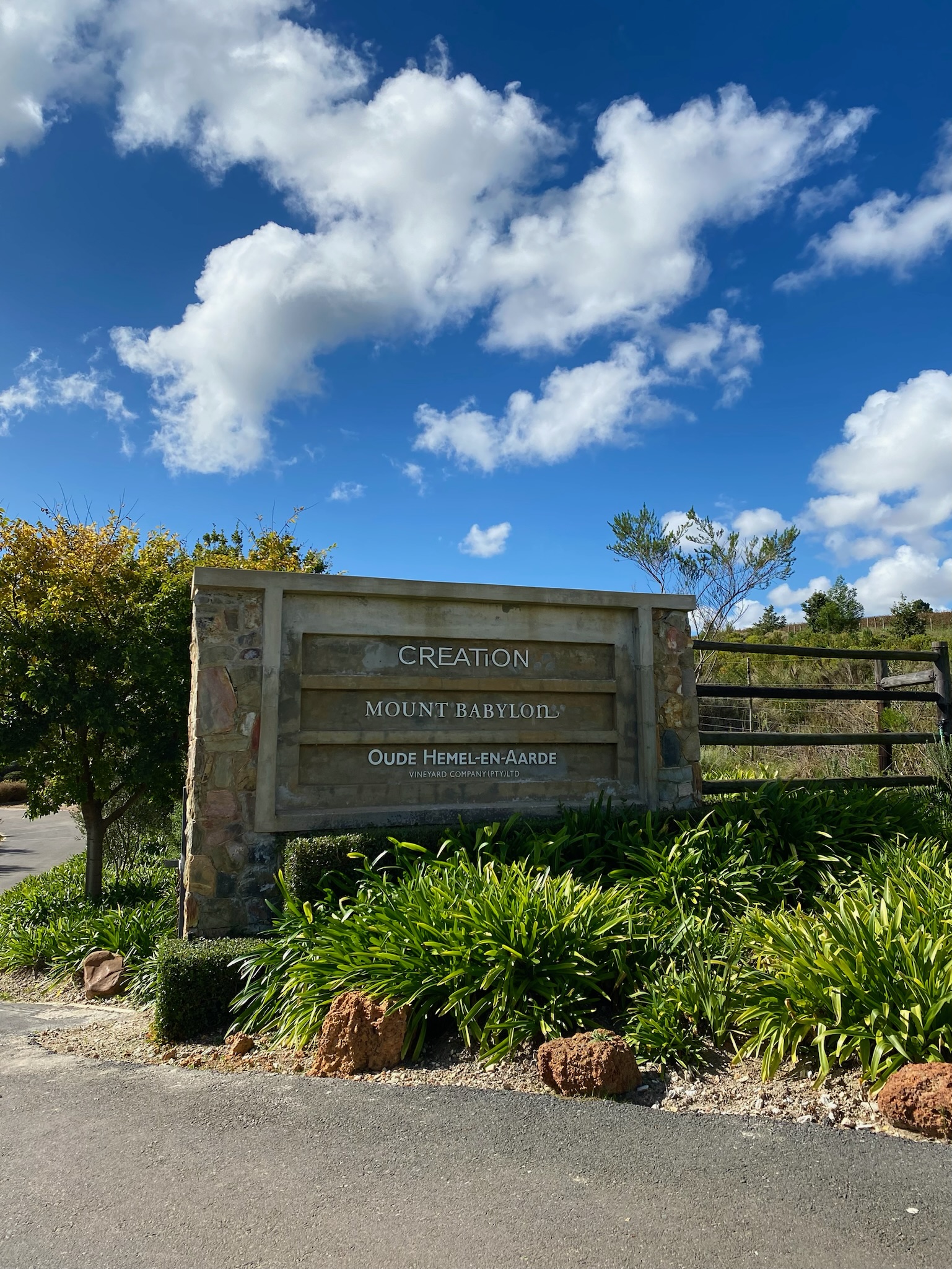 Entrén till Creation Wines. Vi besökte producenten i april 2023 och fick den fantastiska möjligheten att testa samtliga viner och njuta av de magiska miljöerna. 