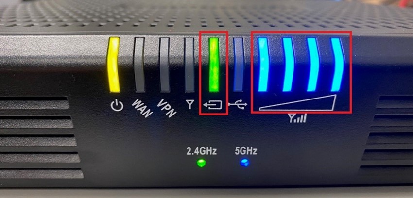 Indicator lights on cradlepoint device lit up with one solid green light and 4 solid blue lines.