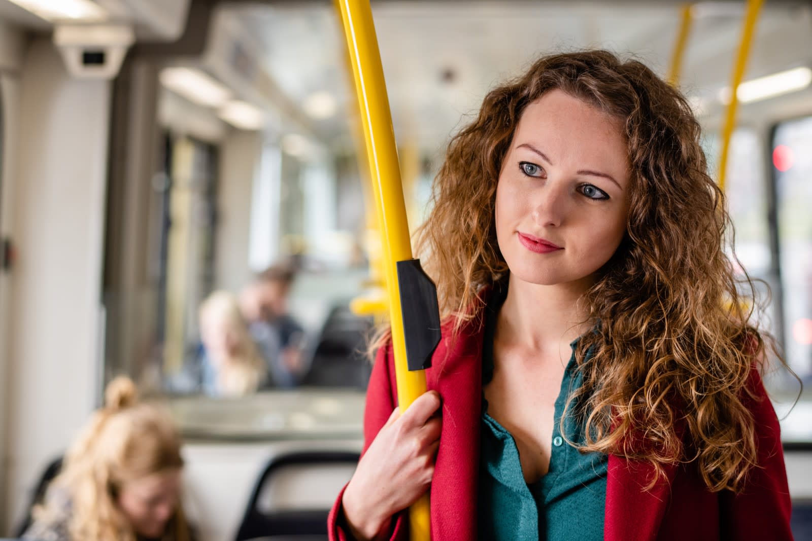 Vrouw reist met de tram