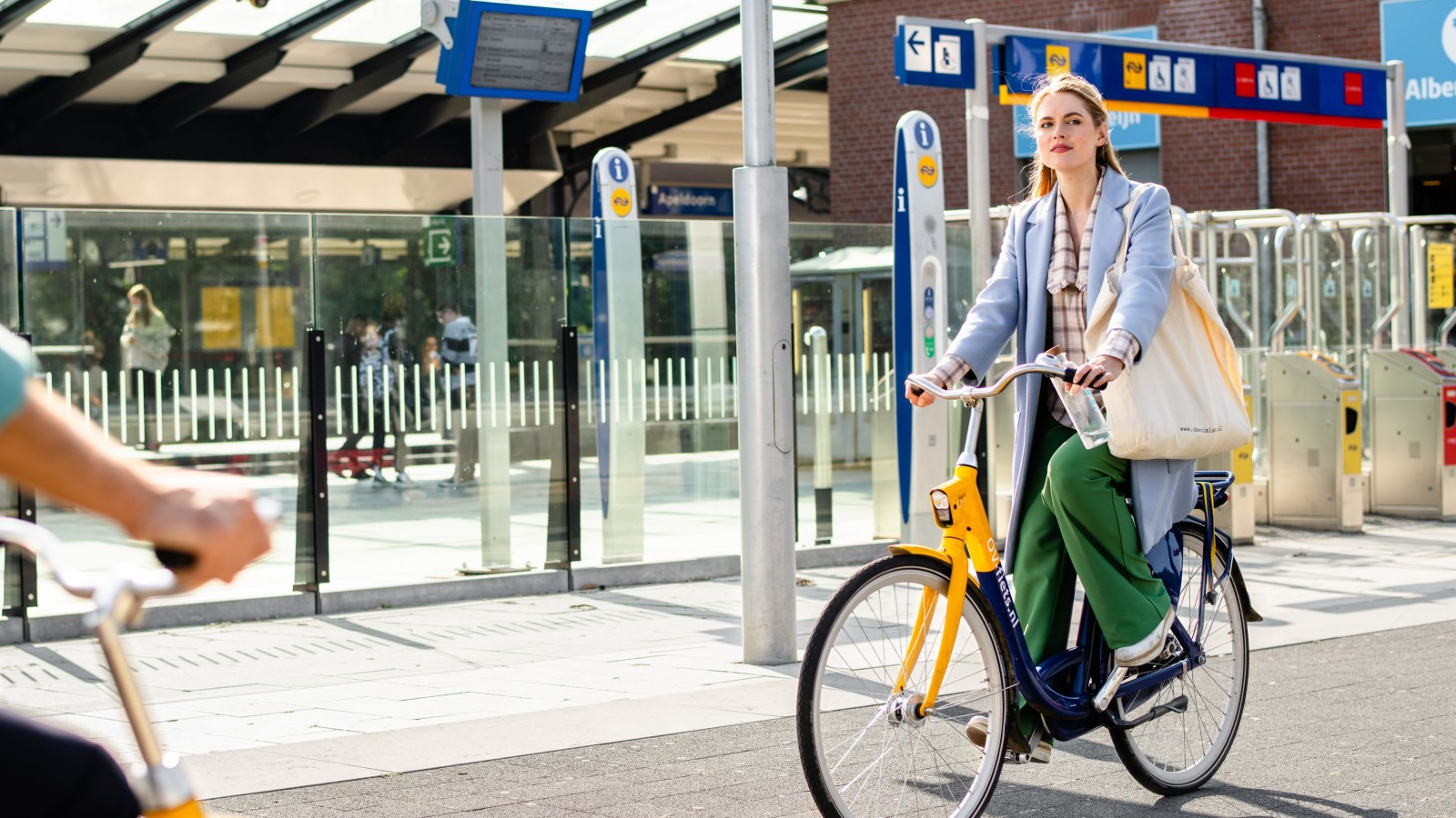 Fietser bij station