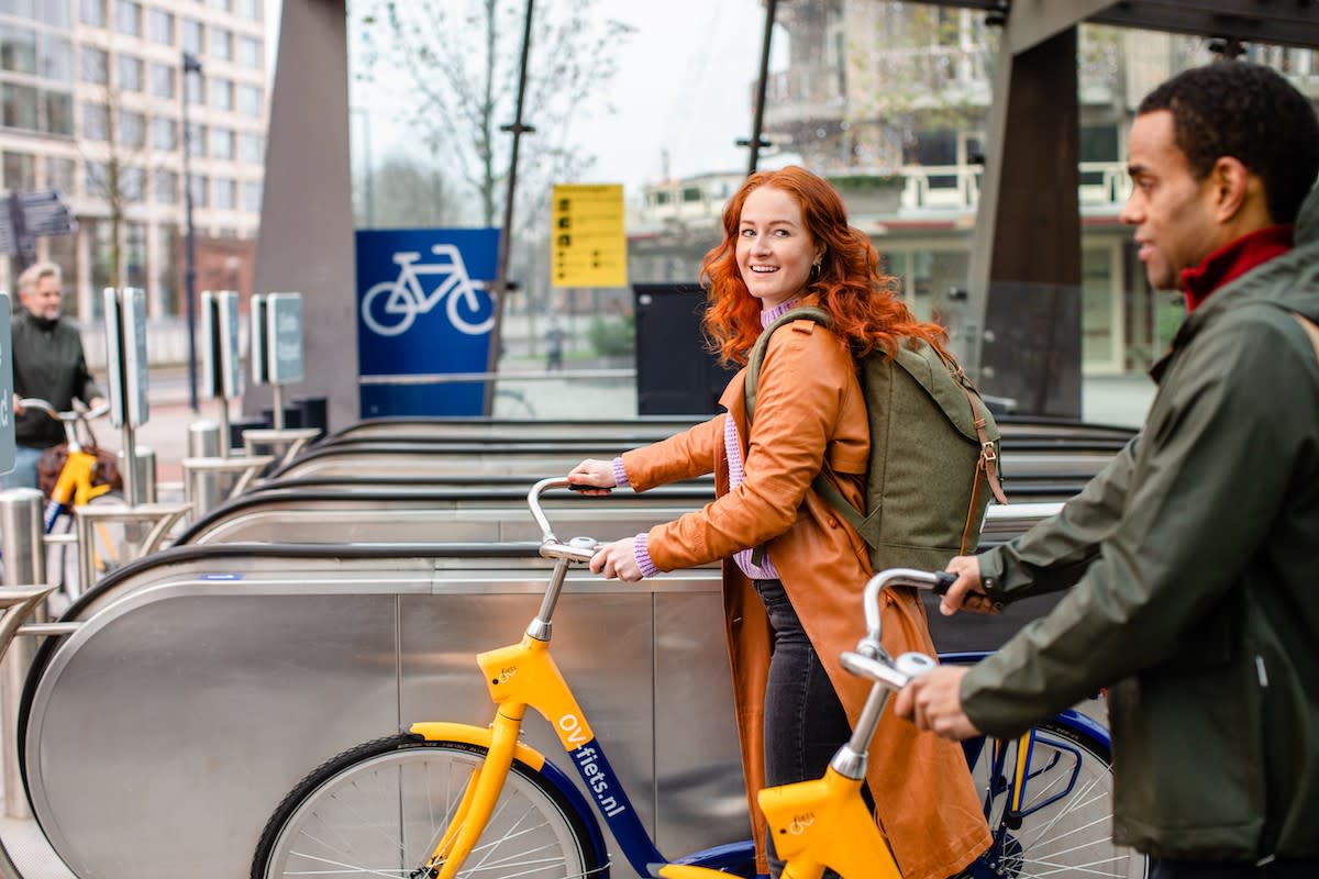 vrouw met OV-fiets