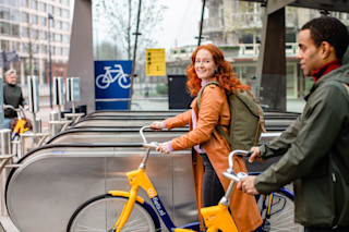 vrouw met OV-fiets
