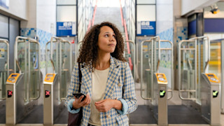 Vrouw krullen station NS Zakelijk