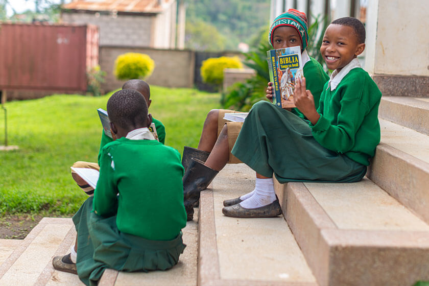 Tanzania: Raymond recibe su primera Biblia